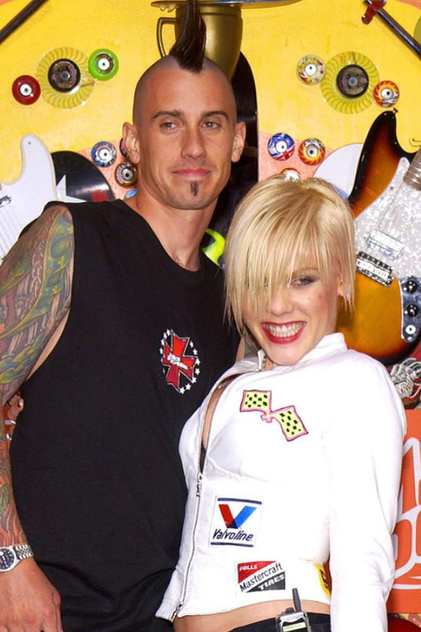 Pink und Carey Hart   Die Sängerin und der Motocrossfahrer sind bereits seit 2001 ein Paar. Die wilde Haarpracht hat sich inzwischen etwas gelegt, dafür sind ein paar Tattoos und zwei süße Kids hinzugekommen.   