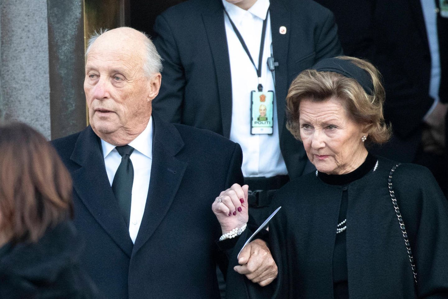 König Harald und Königin Sonja (r.) bei der Trauerfeier für ihren Ex-Schwiegersohn Ari Behn am 3. Januar 2019.