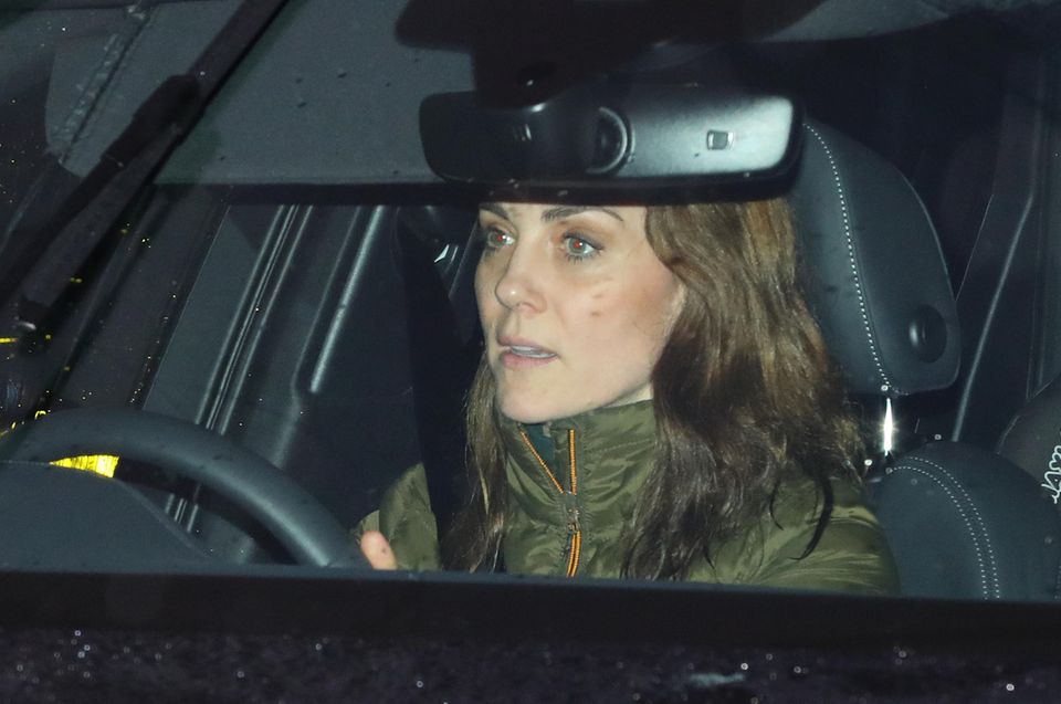 Nach Rücktritt von Herzogin Meghan + Prinz Harry: Am Nachmittag kommt Herzogin Catherine ein zweites Mal am Kensington Palast an, ebenfalls mit ernster Miene. Am Abend kommt Herzogin Catherine ein zweites Mal am Kensington Palast an, ebenfalls mit ernster Miene.