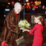 11. Januar 2020  Königin Margrethe feiert den 100. Jahrestag der Wiedervereinigung von Südjütland und Dänemark im königlichen Theater in Kopenhagen. Bei der Galaveranstaltung bekommt sie zur Begrüßung einen Blumenstrauß überreicht. Modisch sind die Königin und das "Blumenmädchen" dabei ganz auf einer Linie, sie setzen stilsicher auf royales Rot.