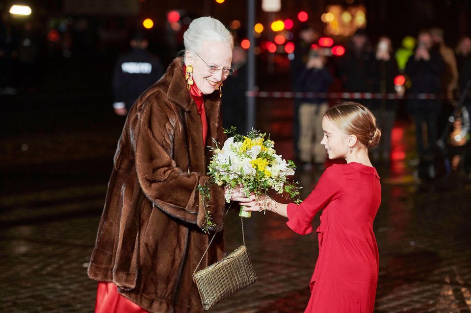 11. Januar 2020 Königin Margrethe feiert den 100. Jahrestag der Wiedervereinigung von Südjütland und Dänemark im königlichen Theater in Kopenhagen. Bei der Galaveranstaltung bekommt sie zur Begrüßung einen Blumenstrauß überreicht. Modisch sind die Königin und das "Blumenmädchen" dabei ganz auf einer Linie, sie setzen stilsicher auf royales Rot. 11. Januar 2020 Königin Margrethe feiert den 100. Jahrestag der Wiedervereinigung von Südjütland und Dänemark im königlichen Theater in Kopenhagen. Bei der Galaveranstaltung bekommt sie zur Begrüßung einen Blumenstrauß überreicht. Modisch sind die Königin und das "Blumenmädchen" dabei ganz auf einer Linie, sie setzen stilsicher auf royales Rot.