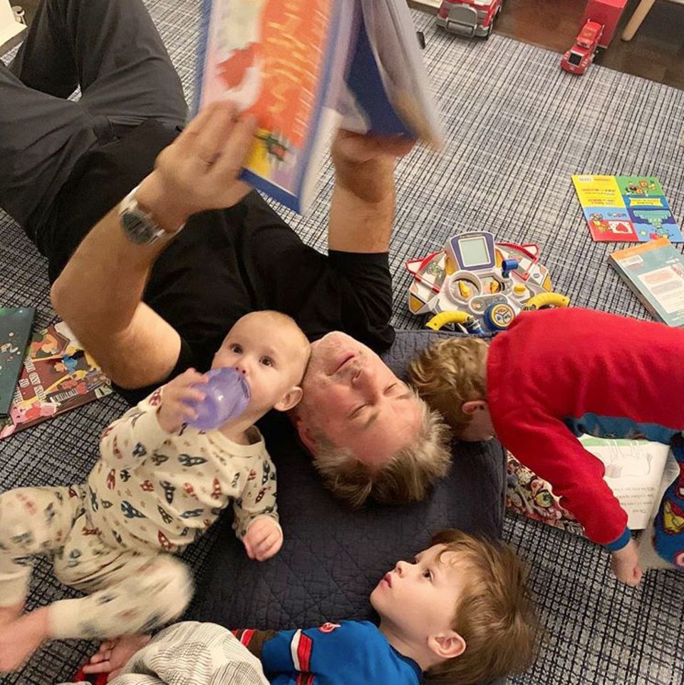 10. Januar 2020 Dass Alec Baldwin ein toller Papa ist, haben wir schon mitbekommen. Mit diesem unterhaltsamen Schnappschuss beweist seine Frau Hilaria auch, dass ihn so schnell nichts aus der Ruhe bringen kann. Ganz entspannt liegt er zwischen den Kids und geht seinen väterlichen Pflichten im Vorlesen nach. 10. Januar 2020 Dass Alec Baldwin ein toller Papa ist, haben wir schon mitbekommen. Mit diesem unterhaltsamen Schnappschuss beweist seine Frau Hilaria auch, dass ihn so schnell nichts aus der Ruhe bringen kann. Ganz entspannt liegt er zwischen den Kids und geht seinen väterlichen Pflichten im Vorlesen nach.