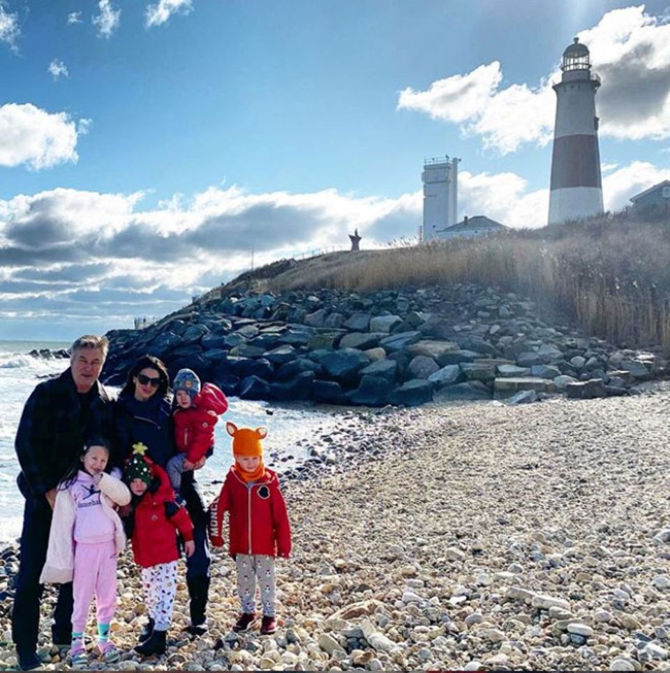 1. Januar 2020 Familie Baldwin schickt mit diesem Familienportrait einen Gruß zum Jahresbeginn. Ein besonders Detail zu dieser Aufnahme verrät Hilaria Baldwin in ihrem Instagram-Post: Hinter dem Leuchtturm haben sie und Ehemann Alec sich verlobt. Einige Jahre später krönen nun vier süße Kids ihr Liebesglück. 1. Januar 2020 Familie Baldwin schickt mit diesem Familienportrait einen Gruß zum Jahresbeginn. Ein besonders Detail zu dieser Aufnahme verrät Hilaria Baldwin in ihrem Instagram-Post: Hinter dem Leuchtturm haben sie und Ehemann Alec sich verlobt. Einige Jahre später krönen nun vier süße Kids ihr Liebesglück.