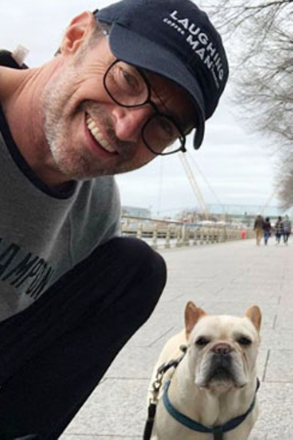 Hugh Jackman genießt seine freie Zeit, um endlich mal wieder mit Hund Dali zu spazieren. Und zum sonntäglichen Ausflug gehört natürlich auch ein gemeinsames Selfie.