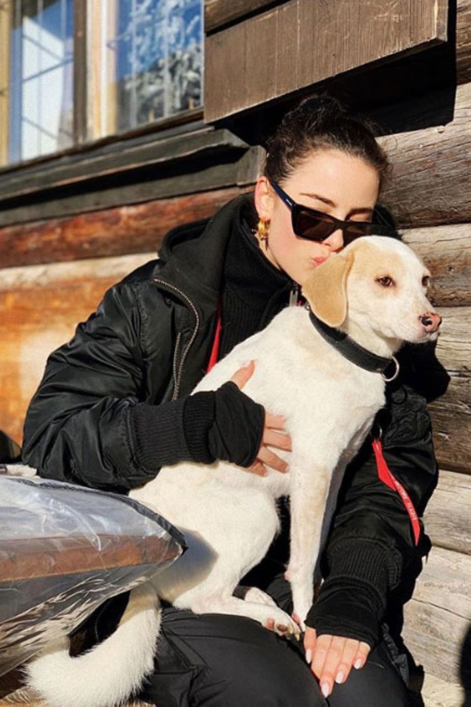 Lena Meyer-Landrut verbringt am liebsten Zeit mit ihrem Hund Kiwi, wie hier während ihres entspannten Winterurlaubs in den Bergen.