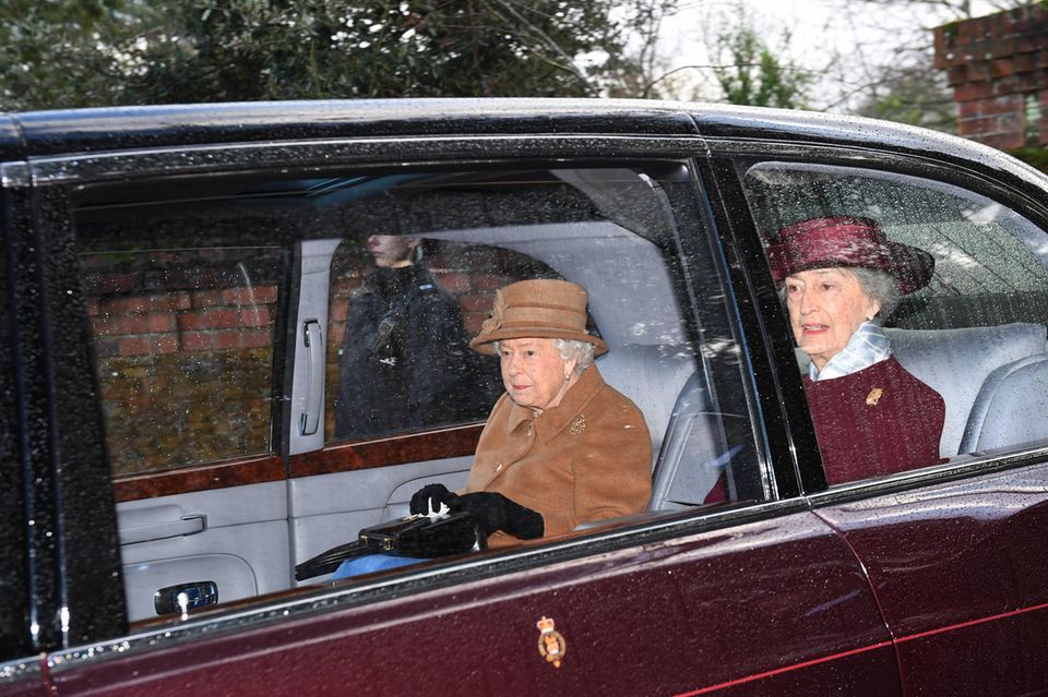 Rücktritt von Herzogin Meghan + Prinz Harry : Die Queen nach dem Besuch des Gottesdienstes. Die Queen nach dem Besuch des Gottesdienstes.
