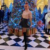 Auf ihre langen Beine ist Anna Ermakova sichtlich stolz und setzt sie mit Overknees und Highwaist-Rock perfekt in Szene. Dazu trägt die Tochter von Boris Becker einen rosafarbenen Rollkragenpulli, der sie vor dem kalten Londoner Winterwetter schützt. Ein elegant-femininer Look, der die schöne Figur des Models perfekt zur Geltung bringt. Bahnt sich hier etwa ein Style-Wandel an und hängt Anna ihre extravaganten Looks an den Nagel?