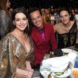 Fröhliche Tischnachbarn: Anne Hathaway und die "Fleabag"-Stars Andrew Scott und Phoebe Waller-Bridg