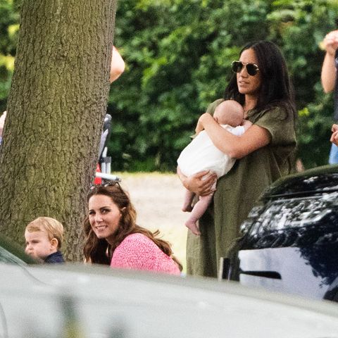 Herzogin Catherine (mit Prinz Louis) und Herzogin Meghan (mit Baby Archie) hielten Abstand am 10. Juli 2019.