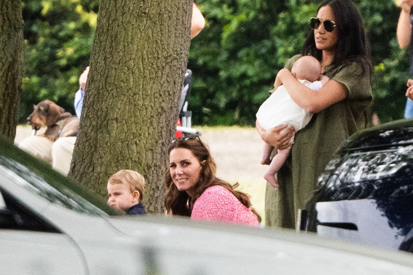 Herzogin Catherine (mit Prinz Louis) und Herzogin Meghan (mit Baby Archie) hielten Abstand am 10. Juli 2019.