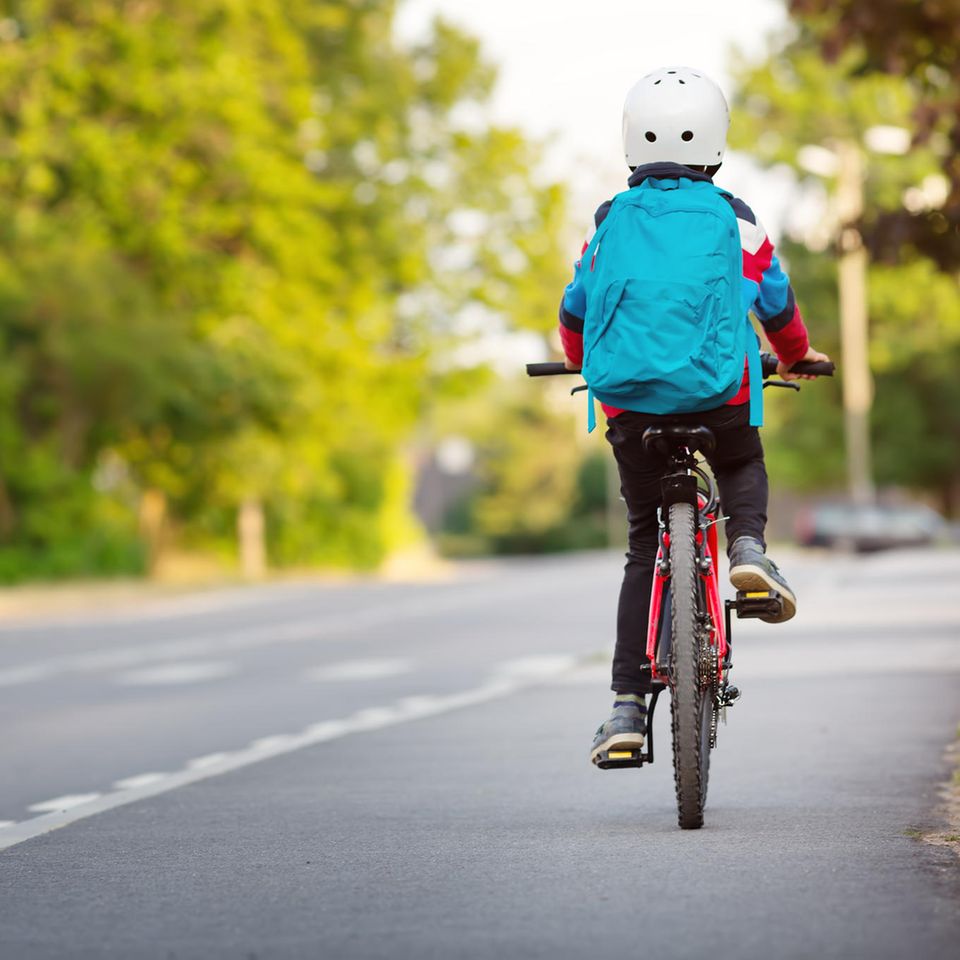 Viele Kinder fahren mit dem Fahrrad zur Schule (Symbolbild) 