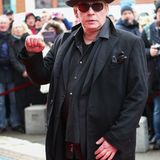 Jan Fedder (†): Hinter Hut und Sonnenbrille versteckt, erscheint Schauspieler Ben Becker vor der Hamburger Hauptkirche.