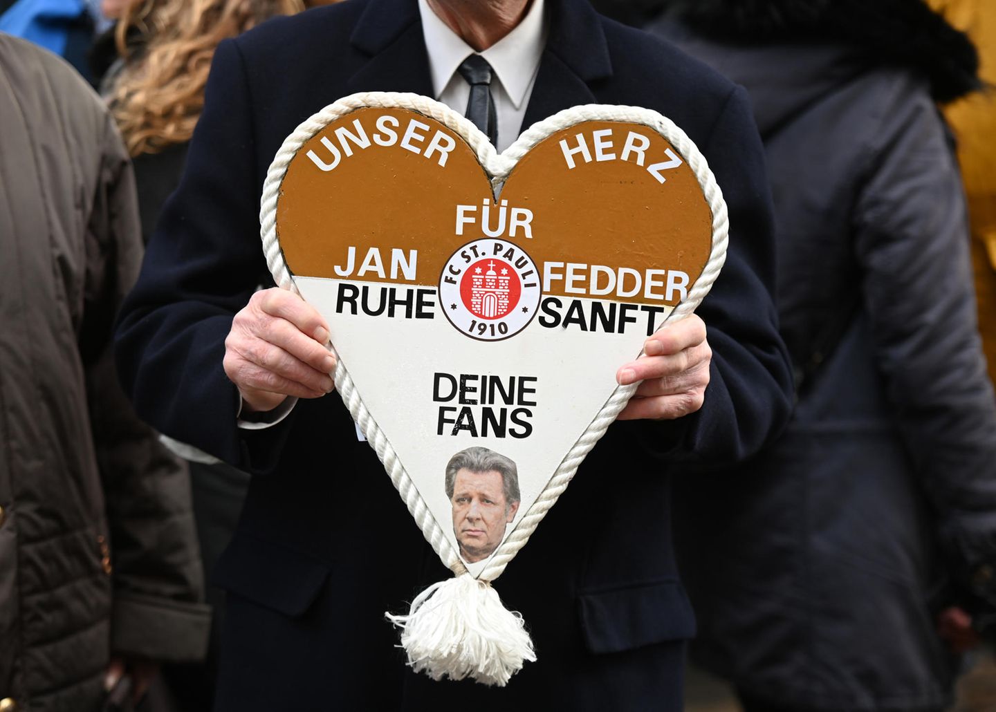 Jan Fedder (†): Rund 2000 Gäste nehmen an der Trauerfeier für Jan Fedder teil. Auch viele Fans versammeln sich am Hamburger Michel, um das norddeutsche Urgestein zu verabschieden.