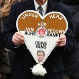 Jan Fedder (†): Rund 2000 Gäste nehmen an der Trauerfeier für Jan Fedder teil. Auch viele Fans versammeln sich am Hamburger Michel, um das norddeutsche Urgestein zu verabschieden.