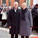 Neben Freunden und Kollegen aus dem Showbusiness begleiten auch Vertreter der Politik den letzten Gang von Jan Fedder. Unter ihnen ist Hamburgs Bürgermeister Peter Tschentscher und seine Ehefrau Eva-Maria Tschentscher.