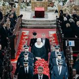 Jan Fedder (†): Geschmückt mit roten Rosen wird der Sarg von Jan Fedder nach der Trauerfeier aus dem Hamburger Michel getragen.