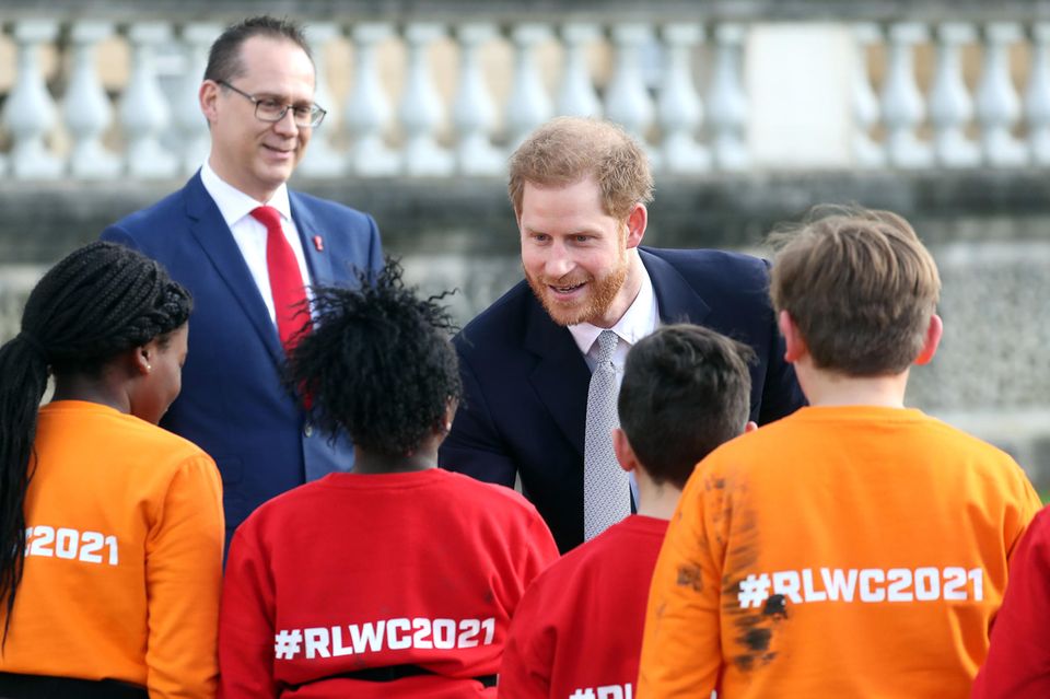 Prinz Harry begrüßt den Rugby-Nachwuchs.