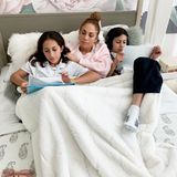 Jennifer López kuschelt mit ihren Zwillingen