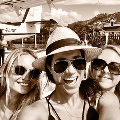 Im August 2014 verbrachten Heather, Meghan und die Produzentin Lindsay Roth einen gemeinsamen Urlaub auf der Karibikinsel St Barth. Dort entstand auch dieses Selfie der drei Frauen. Mit Sonnenhut und Pilotenbrille strahlt Meghan für die Kamera. 