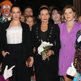 Ihre beiden Töchter, Pauline Ducruet und Camille Gottlieb, begleiten Prinzessin Stéphanie von Monaco zu den Feierlichkeiten rund um das beliebte Circus Festival. Ein Auftritt mit Seltenheitswert, denn gemeinsame Fotos der drei monegassischen Royals sind rar. Auffällig: Ebenso wie ihre Mutter Stéphanie tragen auch Pauline und Camille einen Blazer zu diesem Anlass.