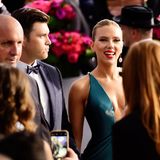 SAG Awards 2020: Scarlett Johansson schreitet an der Seite von Partner Colin Jost über den roten Teppich zur Verleihung.