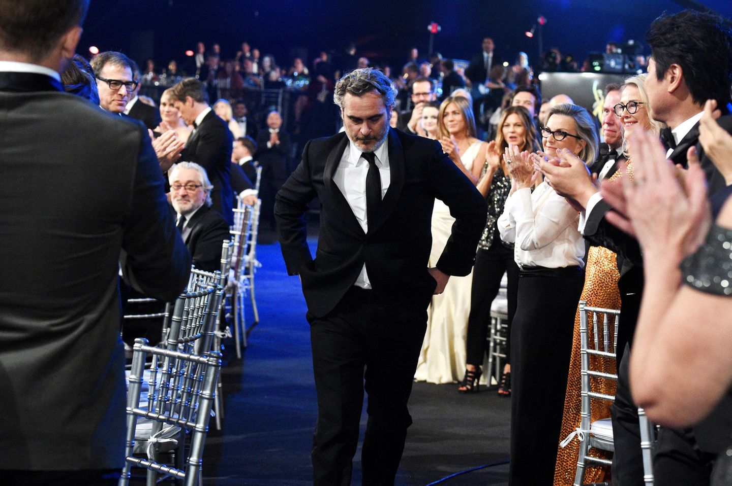 SAG Awards 2020: Unter tosendem Applaus schreitet Schauspieler Joaquin Phoenix auf die Bühne.