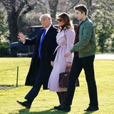 Versteinerte Mienen, frostige Atmosphäre: Auf dem Weg zu ihrem Flugzeug zeigen sich Donald, Melania und Barron Trump nicht gerade fröhlich. 