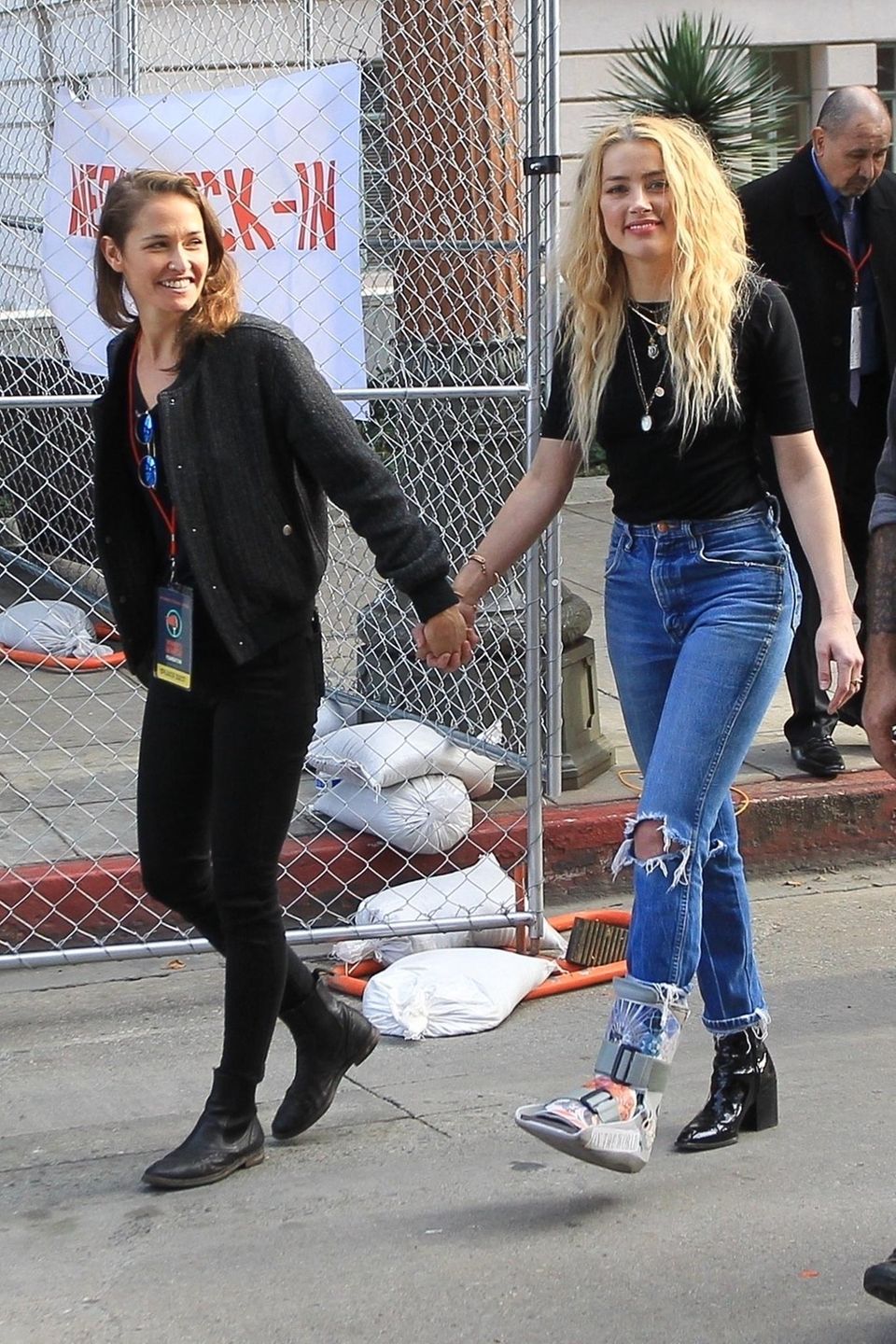 20. Januar 2020  Gut gelaunt und frisch verliebt nimmt Amber Heard Händchen haltend mit ihrer neuen Freundin Bianca Butti beim Women's March in Los Angeles teil.   
