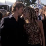 12. September 1999  Ihre Liebe ist noch ganz frisch: Brad Pitt und Jennifer Aniston lernen sich 1998 kennen.