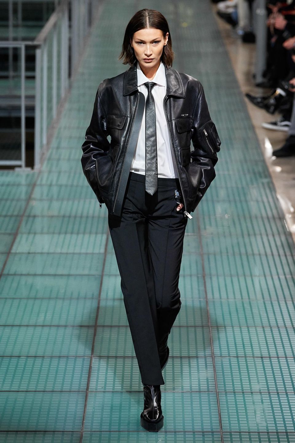 Ihre Schwester Bella macht eine großartige Figur auf dem Laufsteg der Alyx Show im Rahmen der Pariser Men's Fashion Week. Bella beweist: Auch der androgyne Look steht dem Model ausgezeichnet. Ihre Schwester Bella macht eine großartige Figur auf dem Laufsteg der Alyx Show im Rahmen der Pariser Men's Fashion Week. Bella beweist: Auch der androgyne Look steht dem Model ausgezeichnet.