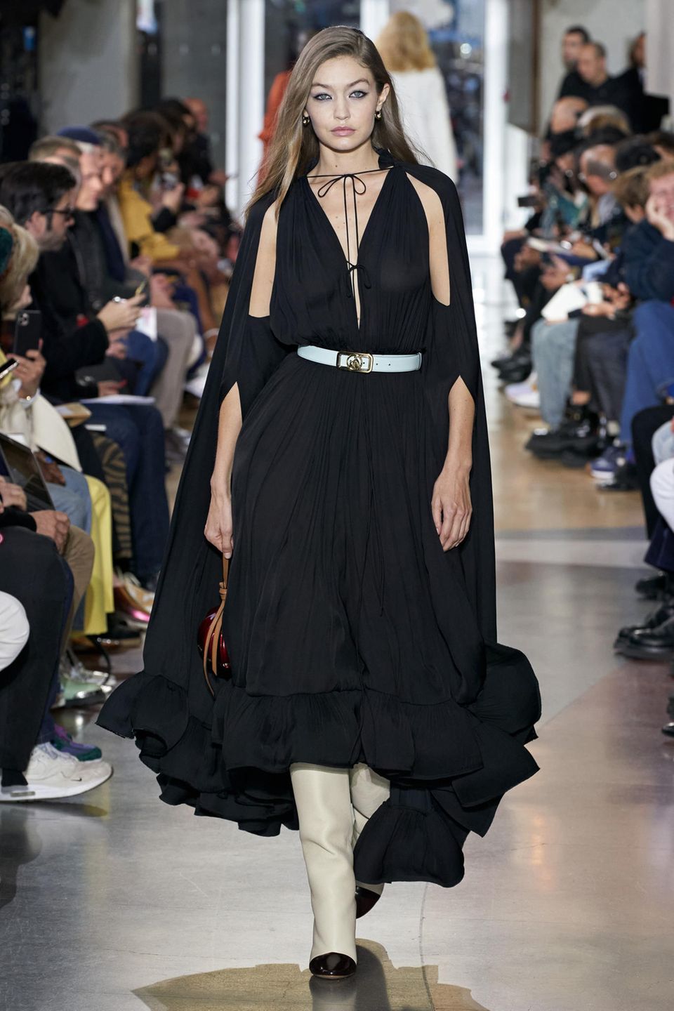 Auch ihre Schwester Gigi Hadid läuft für das Kultlabel Lanvin. Das schwarze, bodenlange Kleid besticht durch ein Cape am Rücken und ein tiefes V-Dekolleté. Volants am Saum perfektionieren auch diese Traum-Robe. 