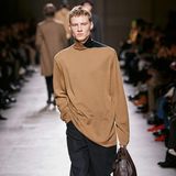 Was wäre eine Pariser Fashion Week ohne die Designs des Labels Hermès. Für die Herbst-Winter-Kollektion tragen die Male-Modelle der Luxus-Marke gedeckte Töne und Rollkragenpullover. 
