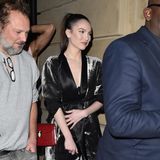 Was für eine Augenweide: Die Freundin von Sänger Liam Payne, Maya Henry, zeigt sich in einem Samt-Zweiteiler im Kimono-Style. Einziger Farbtupfer: ihre rote Schultertasche. 