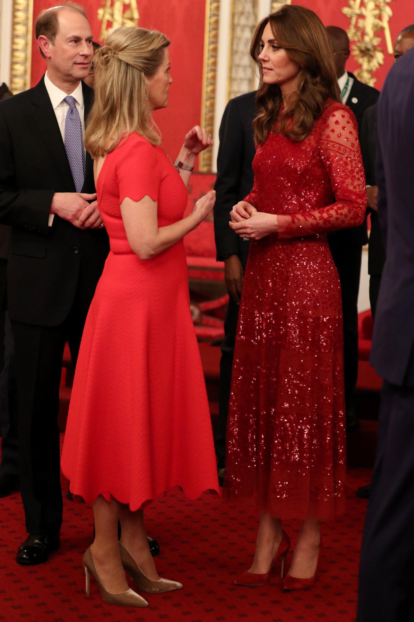 Zufall oder abgesprochen? Beim Empfang des "UK-Africa Investment Summit" im Buckingham Palast am Montag (20. Januar) wählten Sophie, Gräfin von Wessex, und Herzogin Catherine beide Kleider in knalligem Rot.