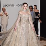 In einem opulenten Hochzeitskleid, dass in über 300 Arbeitsstunden gefertigt wurde, zeigt sich Maya Henry auf der Fashionshow des libanesischen Designers Georges Hobeika. 