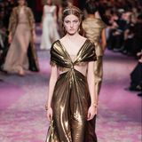 Was wäre die Pariser Fashion Week ohne die Haute Couture Shows namhafter Designer? Beim Luxuslabel Dior bekommen wir wunderschöne Roben zu sehen mit einem klaren Trend: Metallic. 