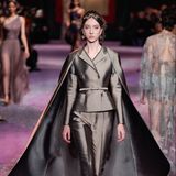 In einem Zweiteiler mit raffinierten Cape - ebenfalls in Metallic - schreitet das Model von Dior über den Runway. 