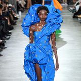 Elsa Schiaparelli war eine italienisch-französische Modeschöpferin, die das gleichnamige Label Anfang der 20er Jahre gründete. Ihre ausgefallenen Looks sind seither von der Fashion Week in Paris nicht mehr weg zu denken. 