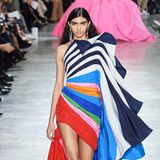 Ebenfalls bei Schiaparelli gesehen: Ein asymmetrisches Kleid in Regenbogen-Farben. 