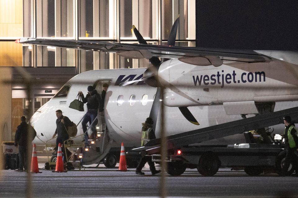 Prinz Harry: Hallo, Kanda! Harry am Montag (20. Januar) am Victoria International Airport. Um den ökologischen Fußabdruck möglichst klein zu halten, ist er mit einem öffentlichen Flugzeug angereist. Hallo, Kanda! Harry am Montag (20. Januar) am Victoria International Airport. Um den ökologischen Fußabdruck möglichst klein zu halten, ist er mit einem öffentlichen Flugzeug angereist.