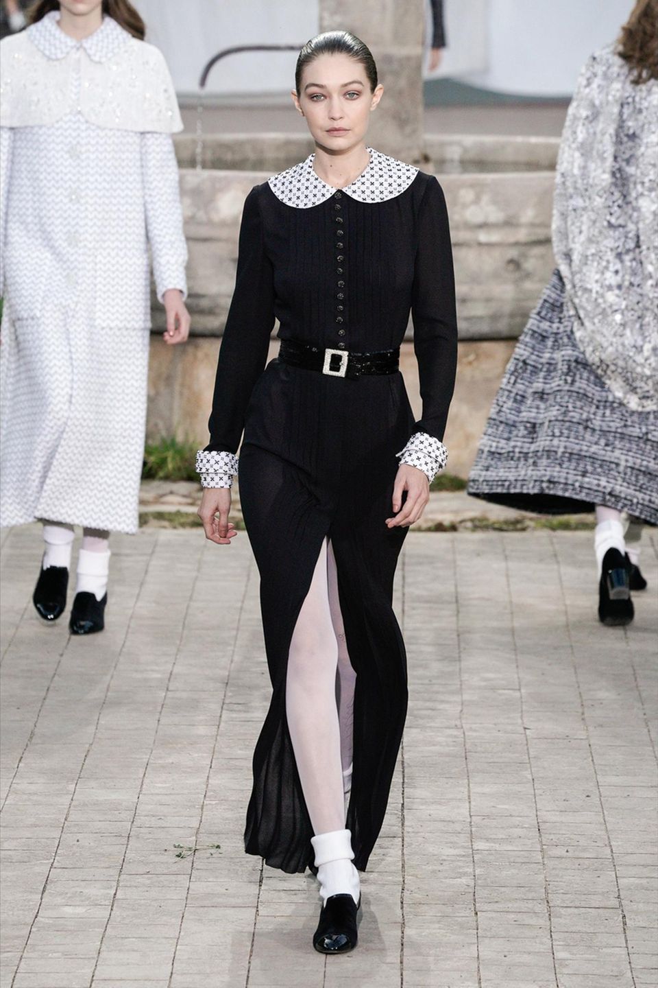 Gigi Hadid präsentiert während der Haute Couture Fashionshow von Chanel einen Look, den wir mit Sicherheit in der nächsten Saison erneut an einem Promi auf dem Red-Carpet sehen werden. 