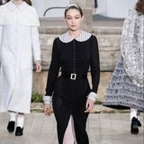 Gigi Hadid präsentiert während der Haute Couture Fashionshow von Chanel einen Look, den wir mit Sicherheit in der nächsten Saison erneut an einem Promi auf dem Red-Carpet sehen werden. 