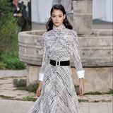 Einen Look, der ganz nach dem Geschmack von Herzogin Kate kommen dürfte: Das bodenlange, karierte Chanel-Kleid mit Hemd-Elementen und Taillengürtel ist nicht nur stylisch sondern auch elitär. 
