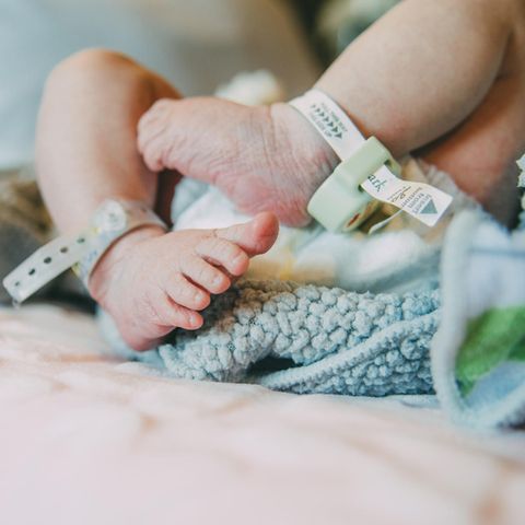 Ein neugeborenes Baby im Krankenhaus (Symbolbild)