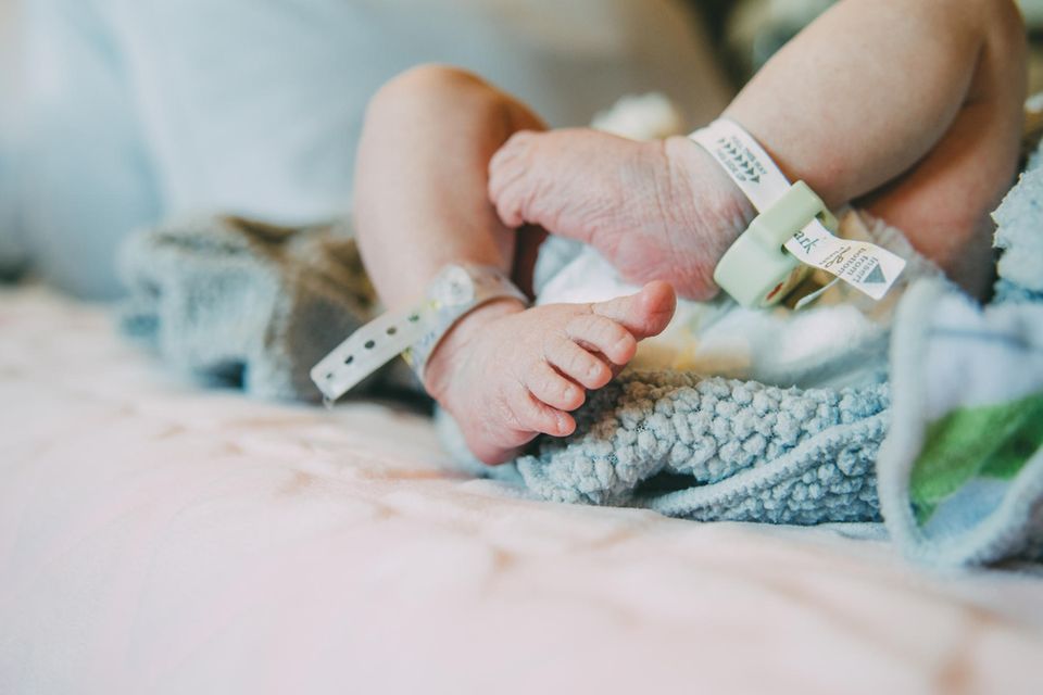 Ein neugeborenes Baby im Krankenhaus (Symbolbild)