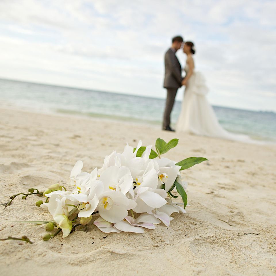 Brautpaar am Strand (Symbolbild)