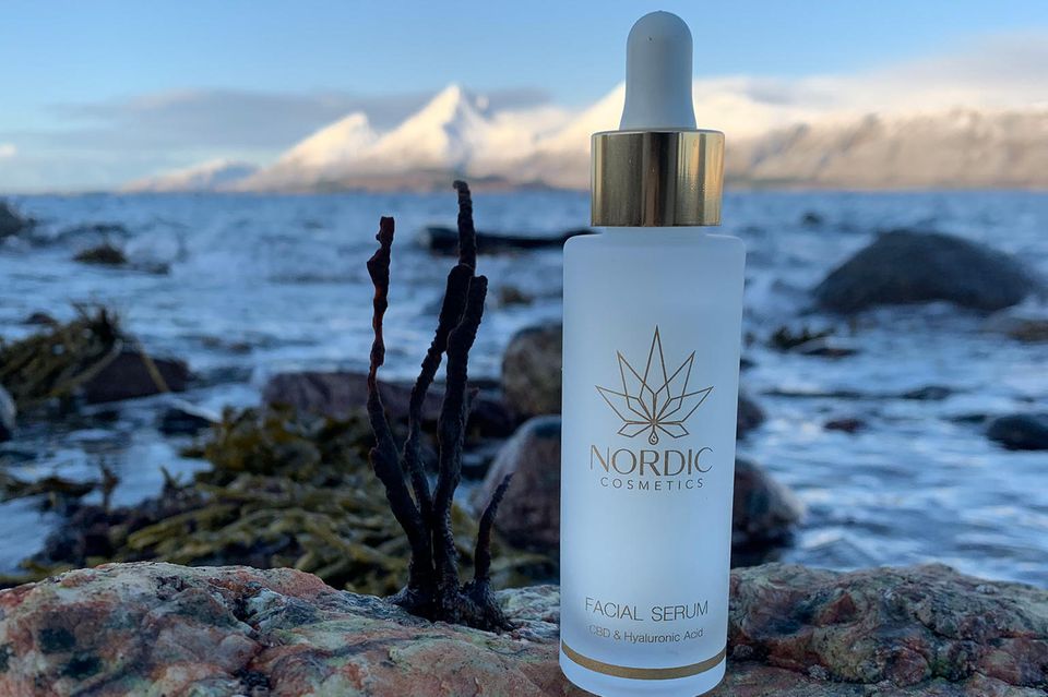 Serum von Nordic Cosmetics auf Fels in der Brandung Serum von Nordic Cosmetics auf Fels in der Brandung
