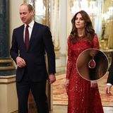 Bei einem Empfang im Buckingham Palast zieht Herzogin Catherine in ihrem roten Glitzerkleid alle Blicke auf sich. Auch die Accessoires sind perfekt auf den eleganten Look abgestimmt. Besonders bedeutungsvoll ist die Wahl ihrer Ohrringe: Sie trägt goldene Rubin-Hänger des britisch-italienischen Labels Soru Jewellery. Rubinsteine fallen in die Kategorie der Heilsteine, sind dafür bekannt, seinem Träger Anerkennung und Würde zu verleihen, Glück zu bringen und böse Mächte fernzuhalten. Der Online-Shop wirbt außerdem damit, dass sie gut sind, um den Kopf frei zu bekommen. Dass sich Kate in den turbulenten Tagen nach dem Megxit genau danach sehnt, ist verständlich. 