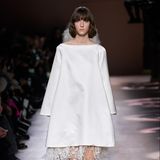 Dezenter, aber nicht weniger elegant ist diese Robe des international bekannten Modeunternehmens Givenchy. Ein wenig erinnert es an den Schnitt des Hochzeitskleids von Herzogin Meghan ...