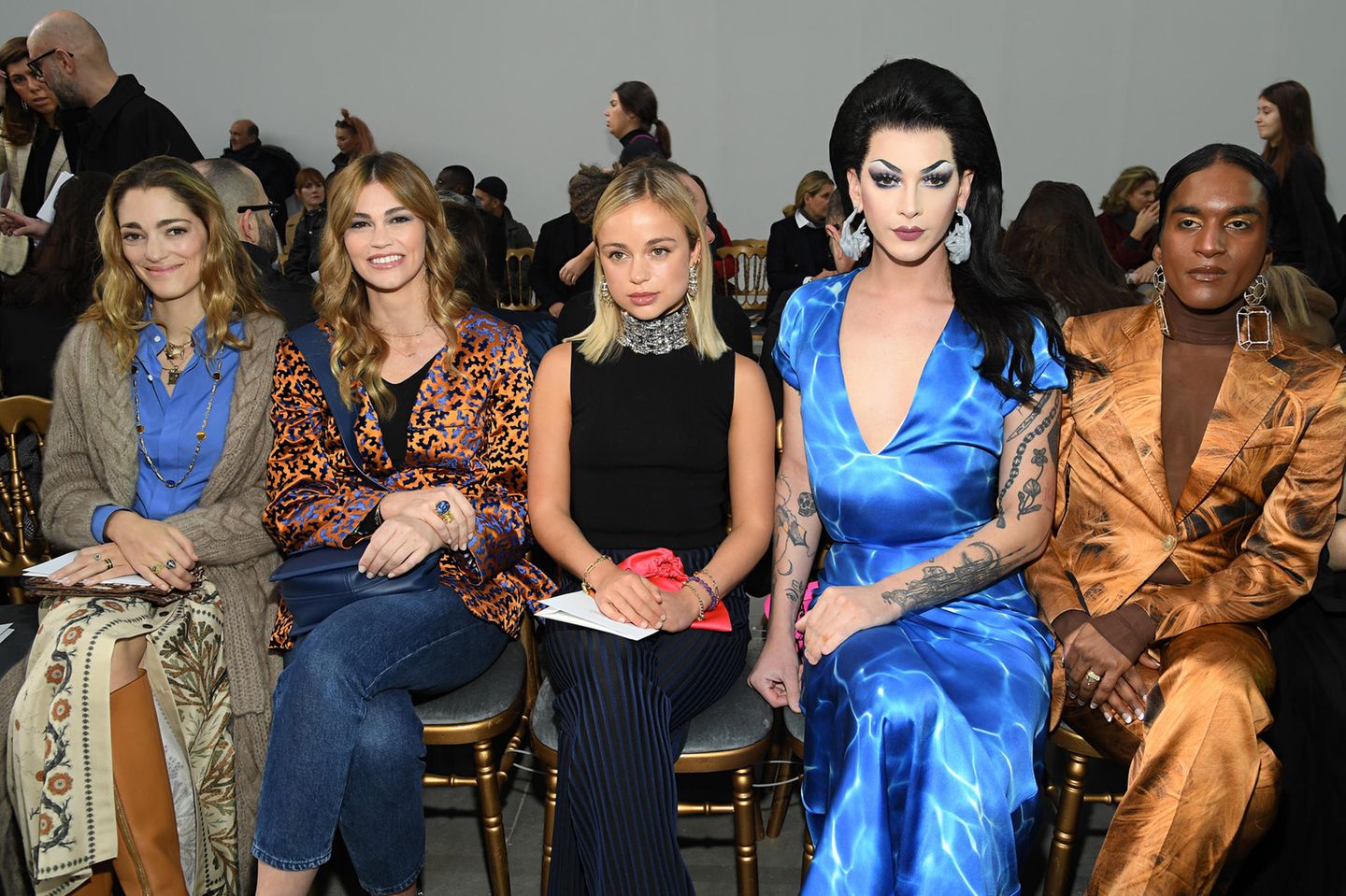 So eine stylishe Front Row: Sofia Sanchez de Betak, Lorena Vergani , Lady Amelia Windsor, Violet Chachki , Richie Shazam und Singer Allie X bei der Schiaparelli-Show in Paris.